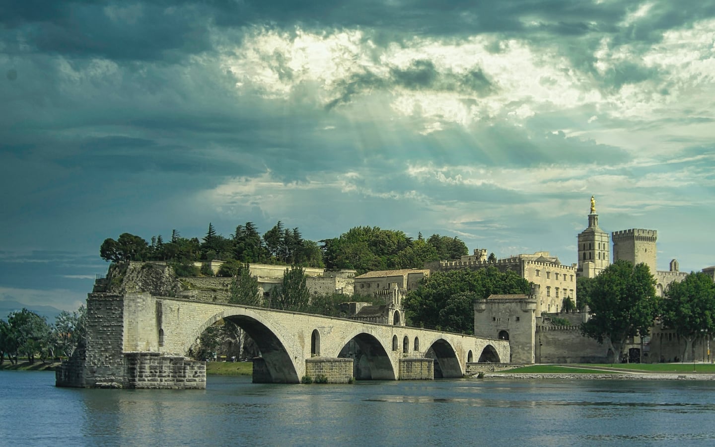 Vue sur le pont d'Avignon en Provence